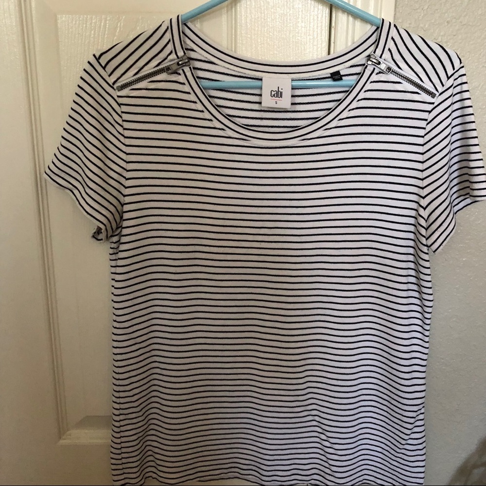 Super cute blue and white striped T shirt❤️